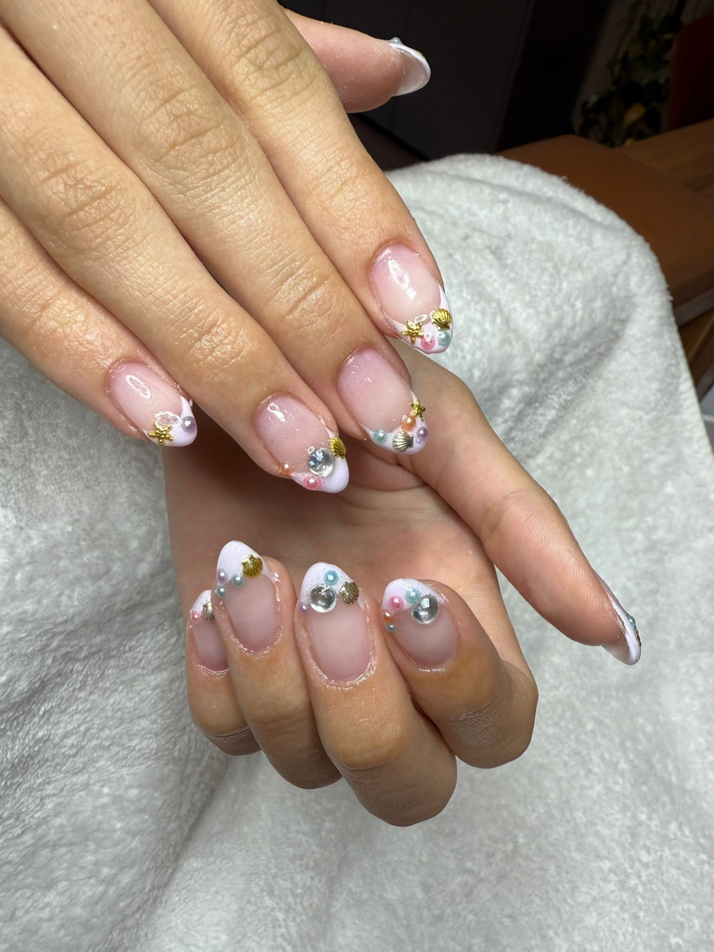 Ocean-inspired pearl and seashell 3D nail art by Martina